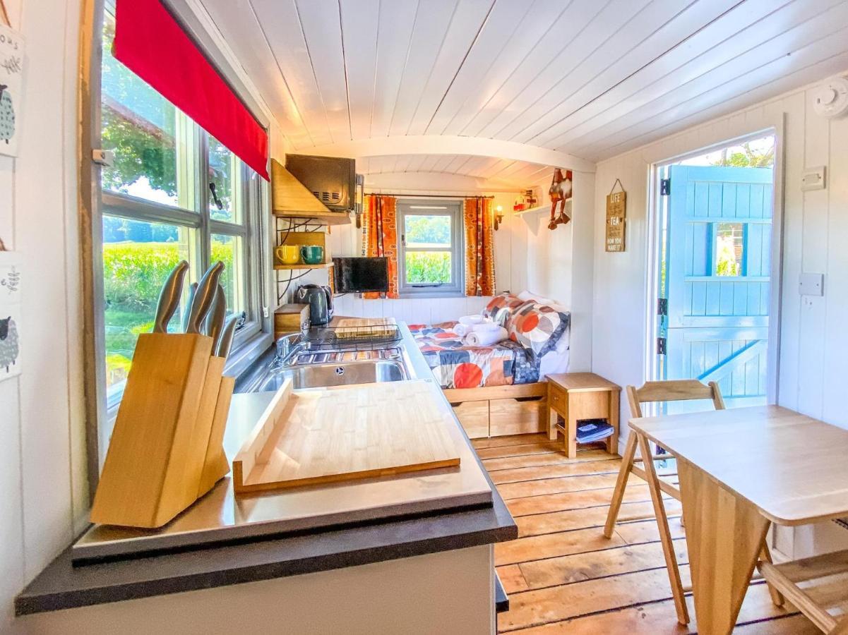 The Hideaway Hut - 1 Bed Shepherds Hut - Херефорд Экстерьер фото